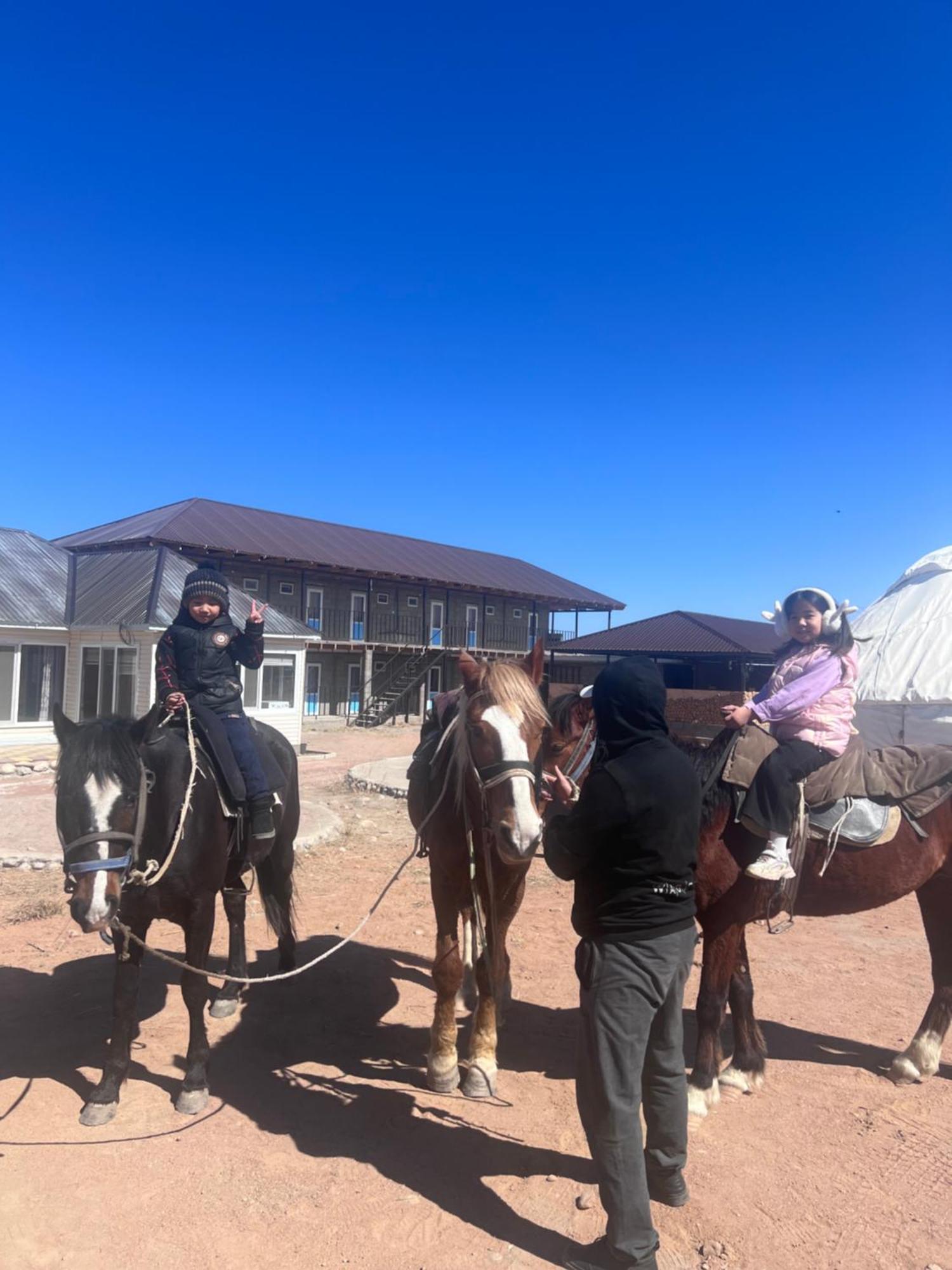 Guest House And Yurt Camp "Ailuu" Tong المظهر الخارجي الصورة
